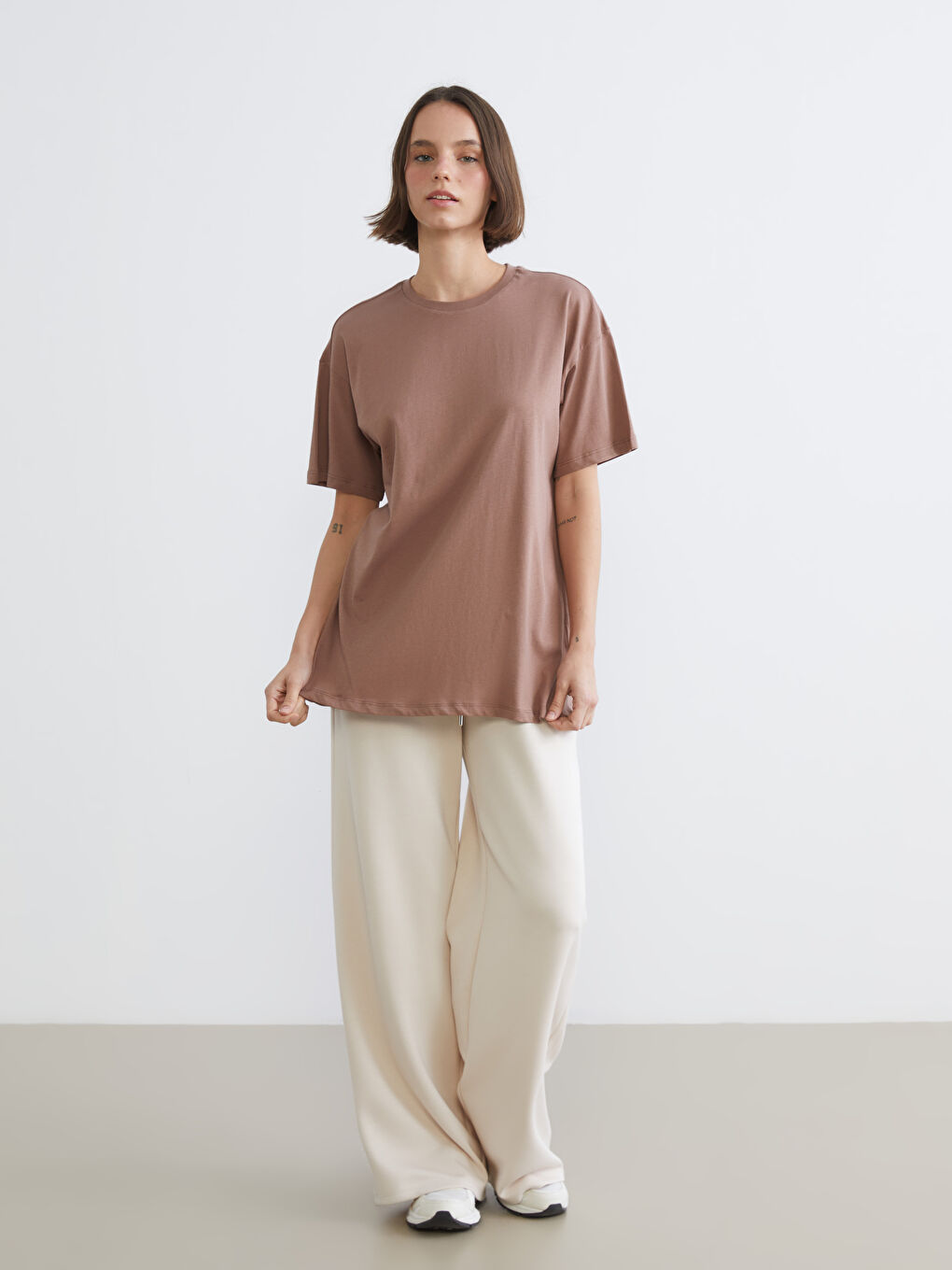 Kahverengi Bisiklet Yaka Baskılı Oversize Kadın Spor Tişört-1