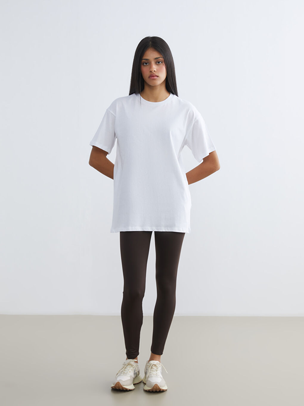 Beyaz Bisiklet Yaka Baskılı Oversize Kadın Spor Tişört-1