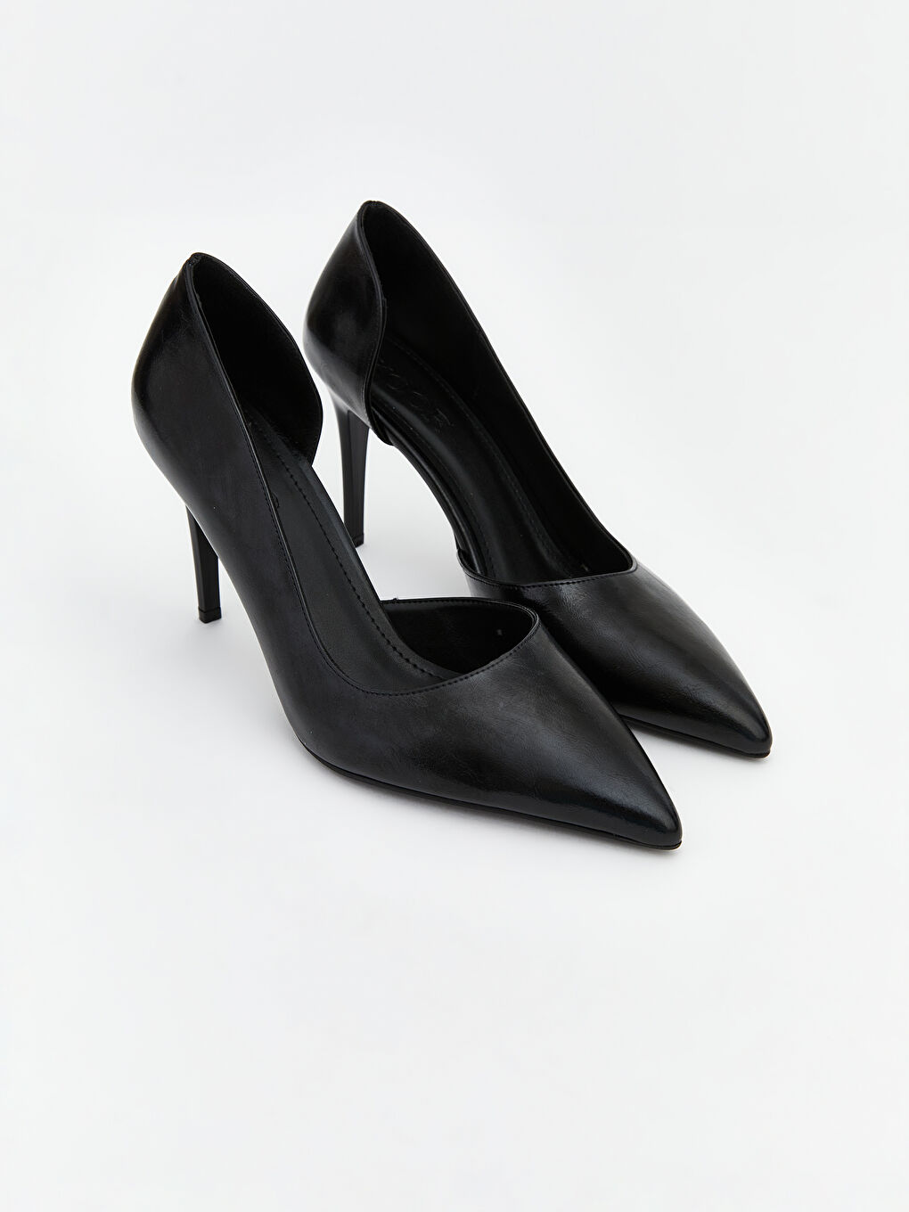 Siyah Deri Görünümlü Sivri Burun Kadın Topuklu Ayakkabı