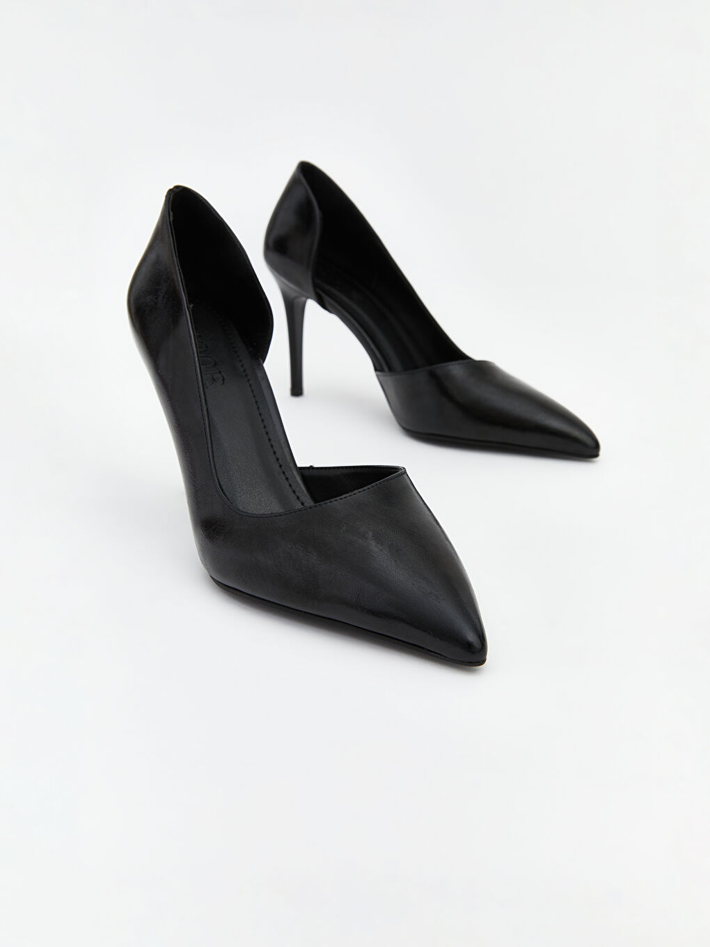Siyah Deri Görünümlü Sivri Burun Kadın Topuklu Ayakkabı-2