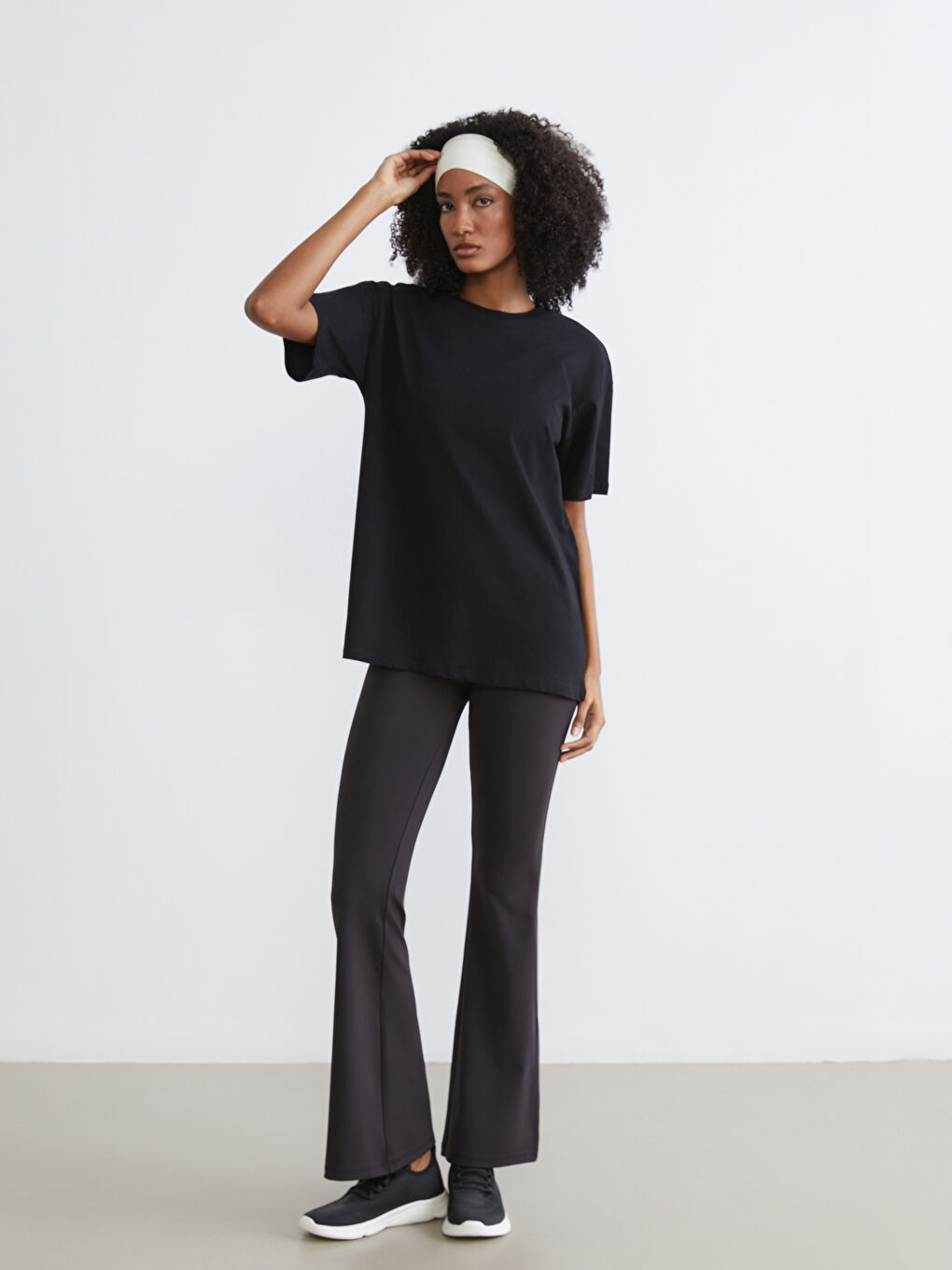 Siyah Bisiklet Yaka Baskılı Oversize Kadın Spor Tişört-1