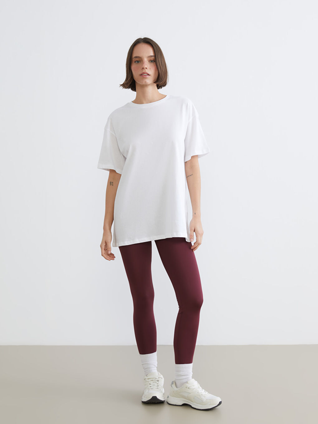 Beyaz Bisiklet Yaka Baskılı Oversize Kadın Spor Tişört-1