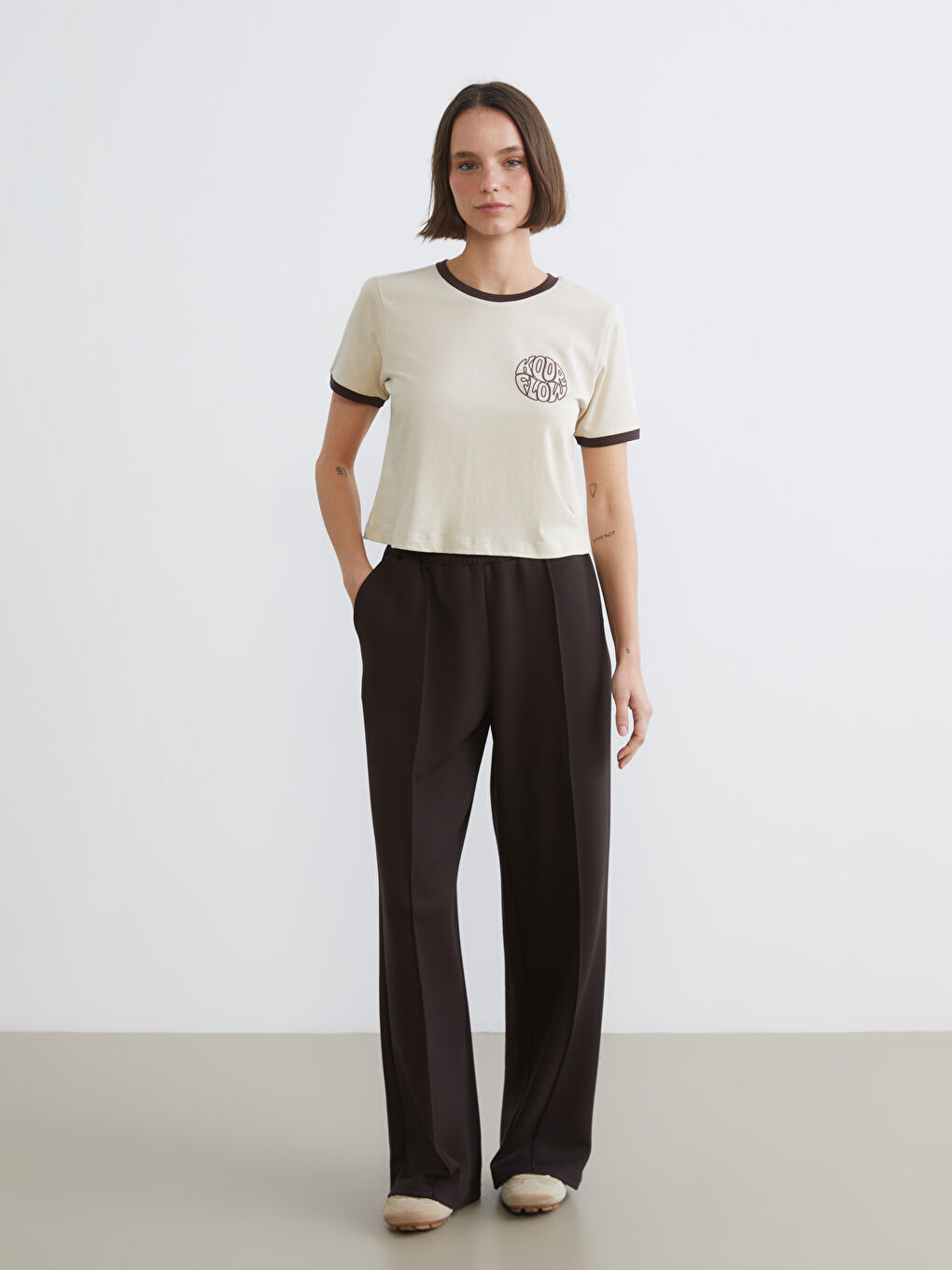 Bej Bisiklet Yaka Baskılı Kadın Spor Tişört-1