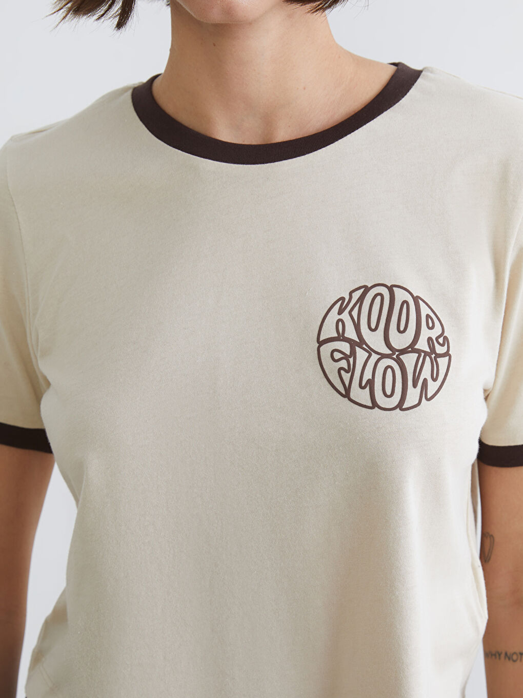 Bej Bisiklet Yaka Baskılı Kadın Spor Tişört-2