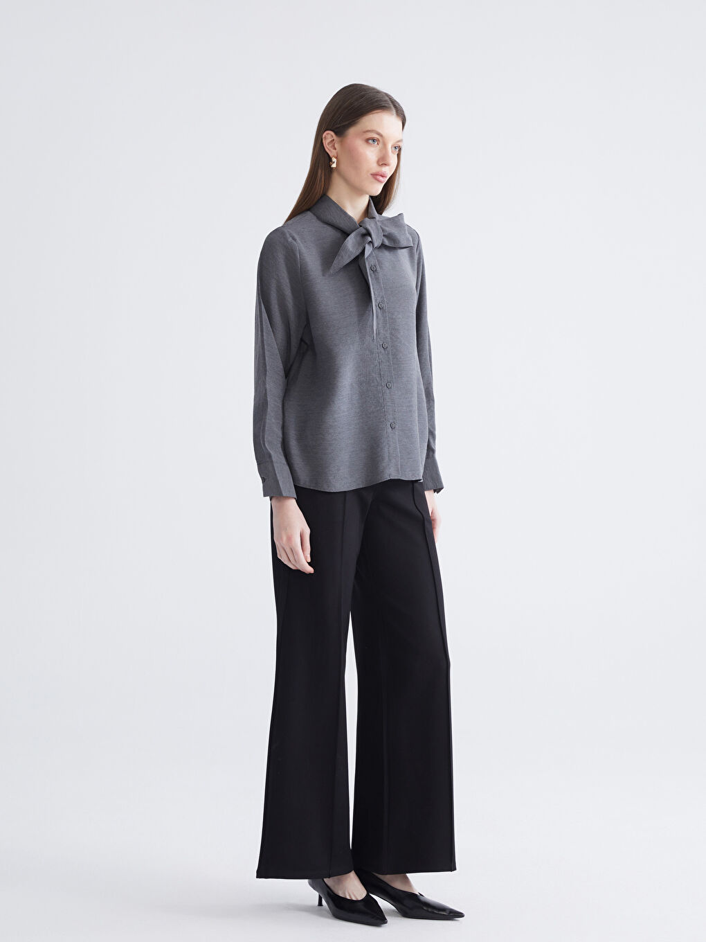 Жена Сиво Риза-1