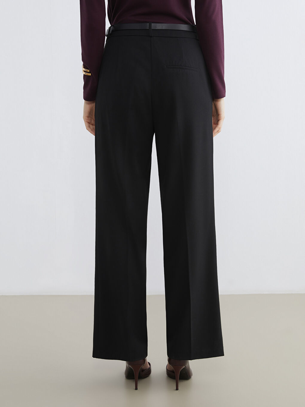 Siyah Beli Kemerli Geniş Paça Kadın Pantolon-3