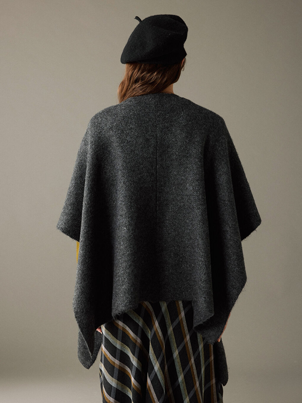 Antrasit Şal Yaka Oversize Kadın Triko Panço-6