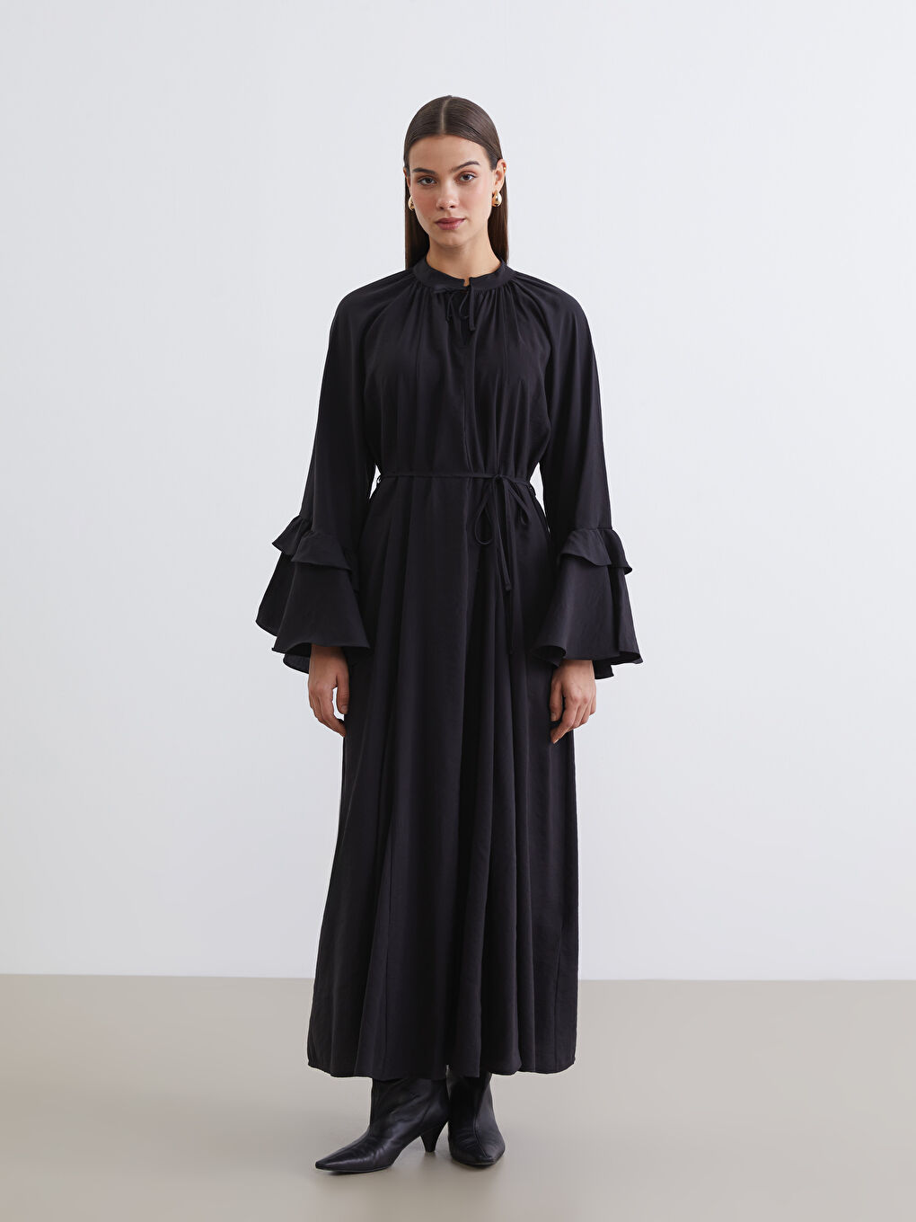 Siyah Bağlamalı Yaka Fırfırlı Büzgülü Elbise-1