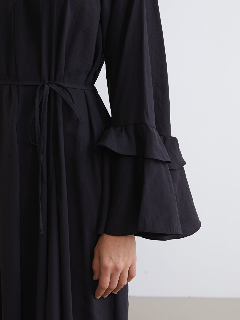 Siyah Bağlamalı Yaka Fırfırlı Büzgülü Elbise-2