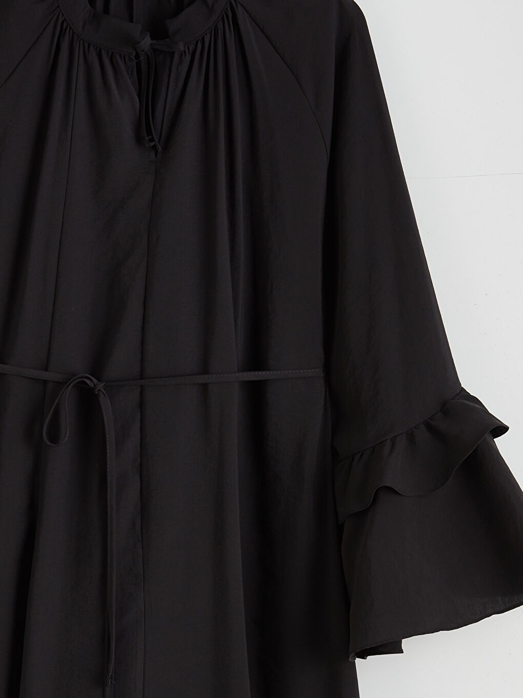 Siyah Bağlamalı Yaka Fırfırlı Büzgülü Elbise-5