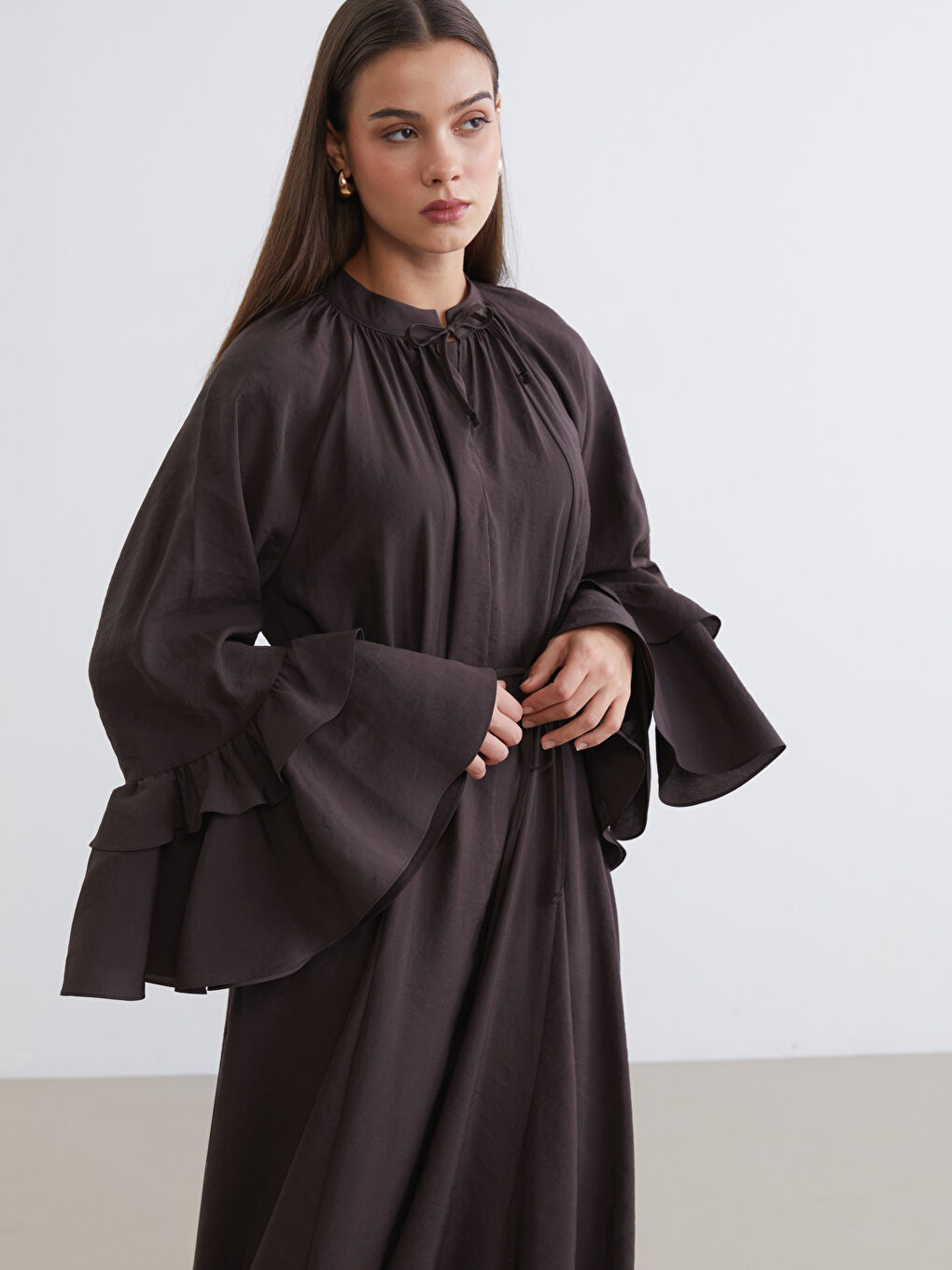 Kahverengi Bağlamalı Yaka Fırfırlı Büzgülü Elbise-1