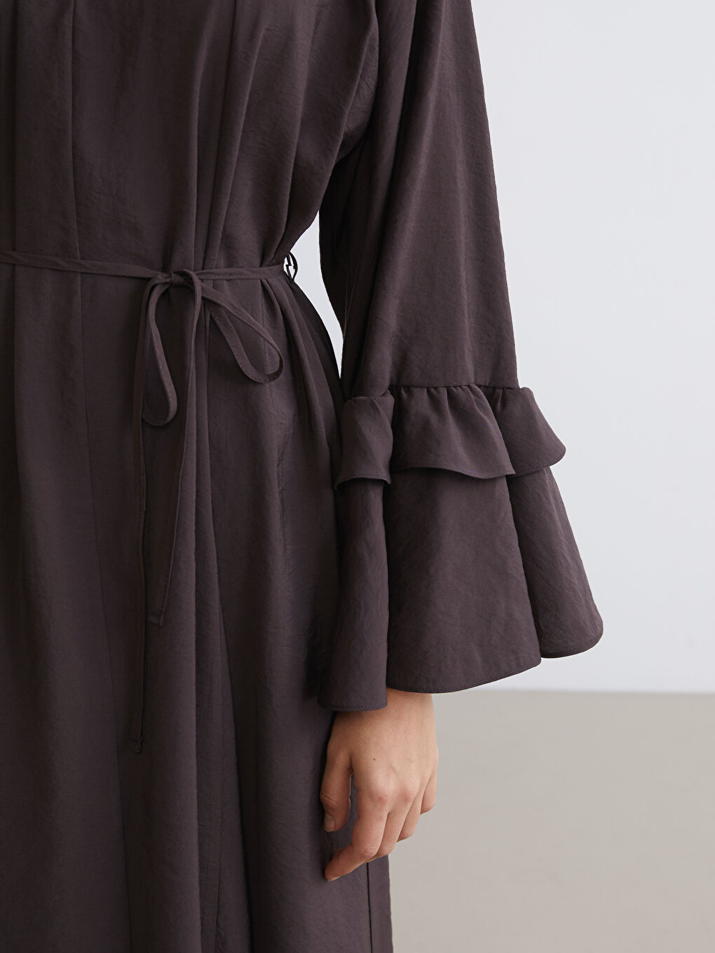 Kahverengi Bağlamalı Yaka Fırfırlı Büzgülü Elbise-2