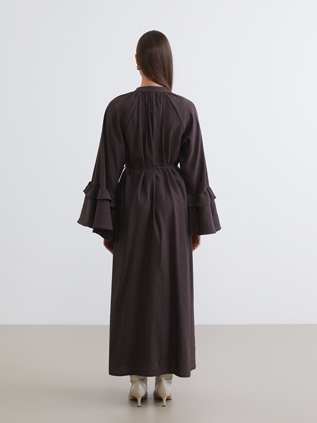 Kahverengi Bağlamalı Yaka Fırfırlı Büzgülü Elbise-3