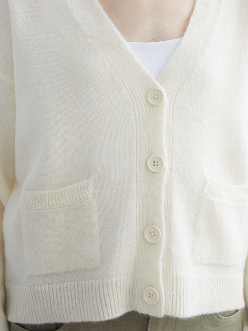 Ekru V Yaka Kadın Triko Hırka-2