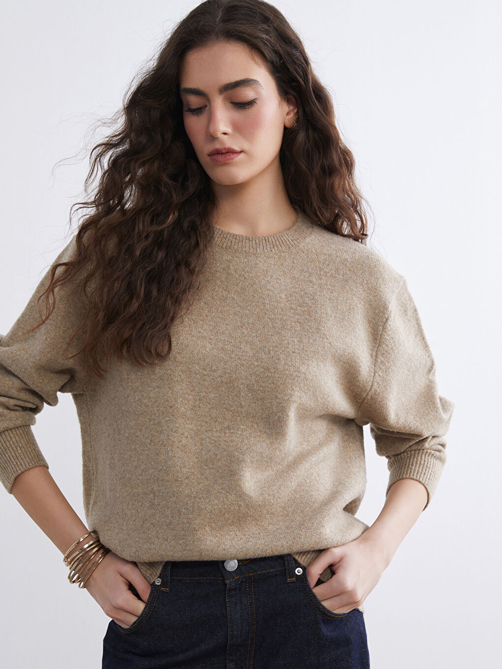 მრგვალი საყელო ქალებისთვის ტრიკოტაჟის სვიტერი