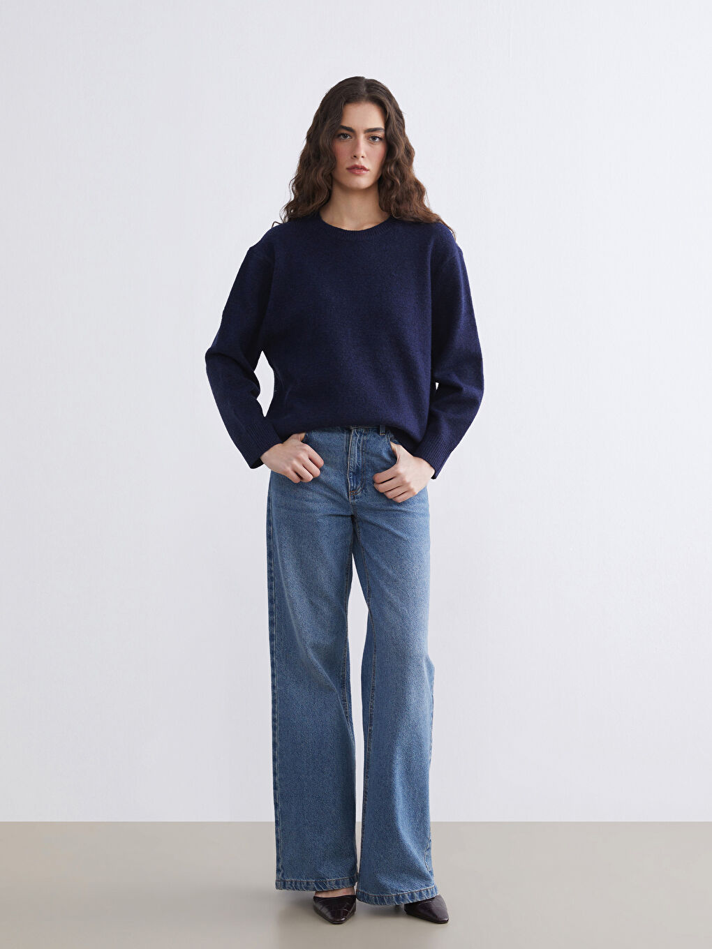 Женский трикотажный свитер с круглым вырезом-1