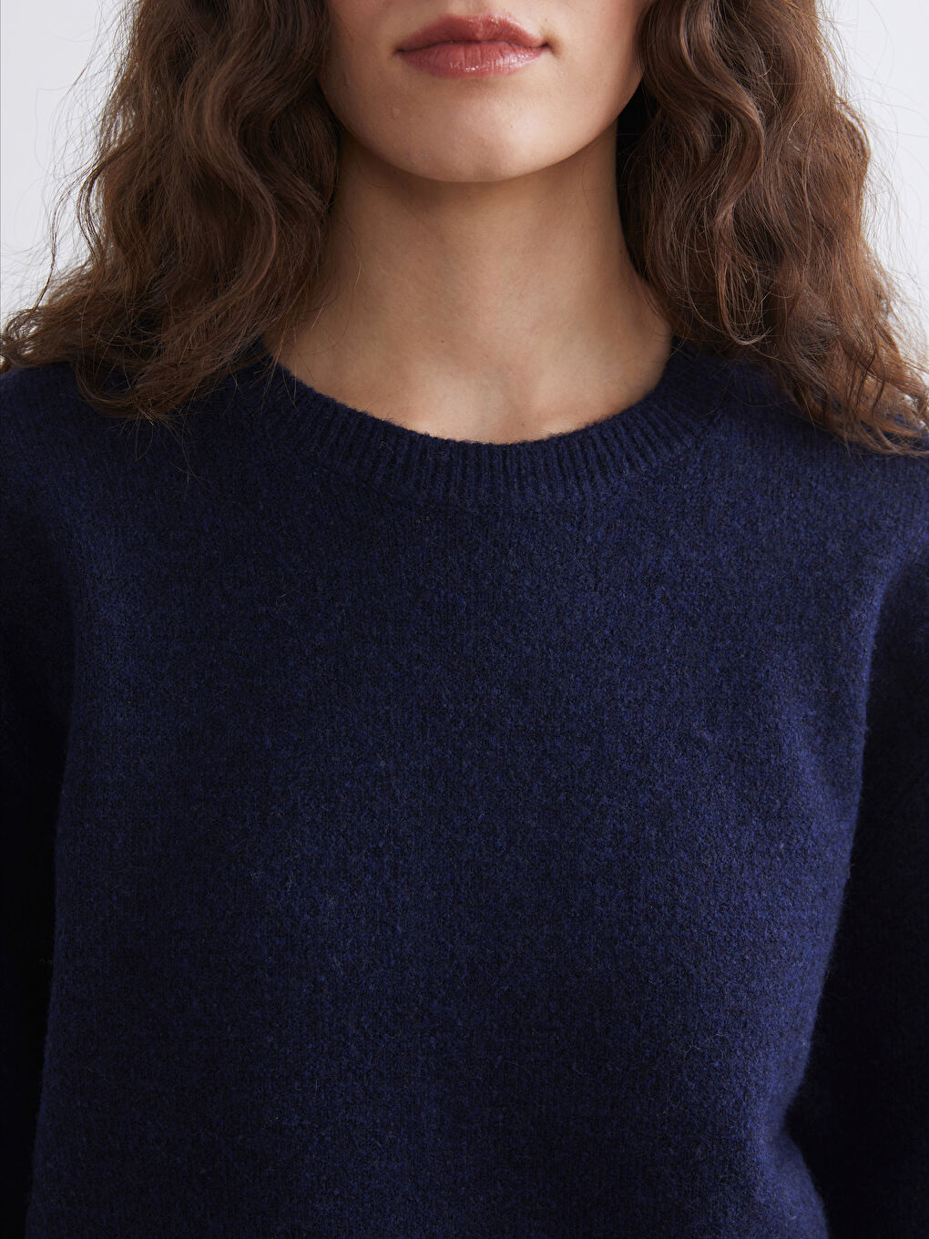 Женский трикотажный свитер с круглым вырезом-2