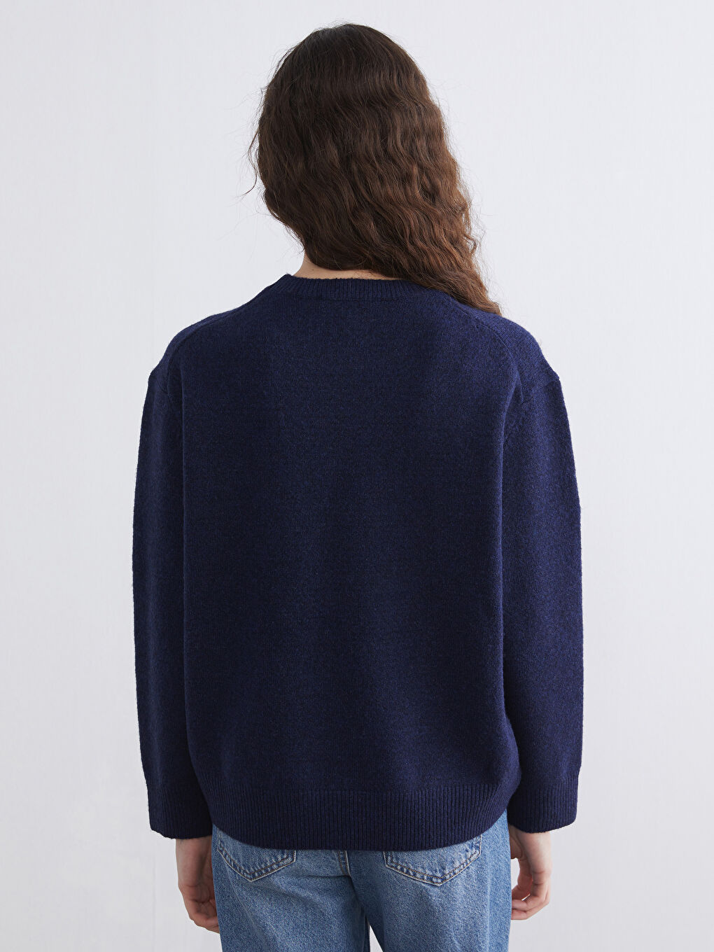 Женский трикотажный свитер с круглым вырезом-3