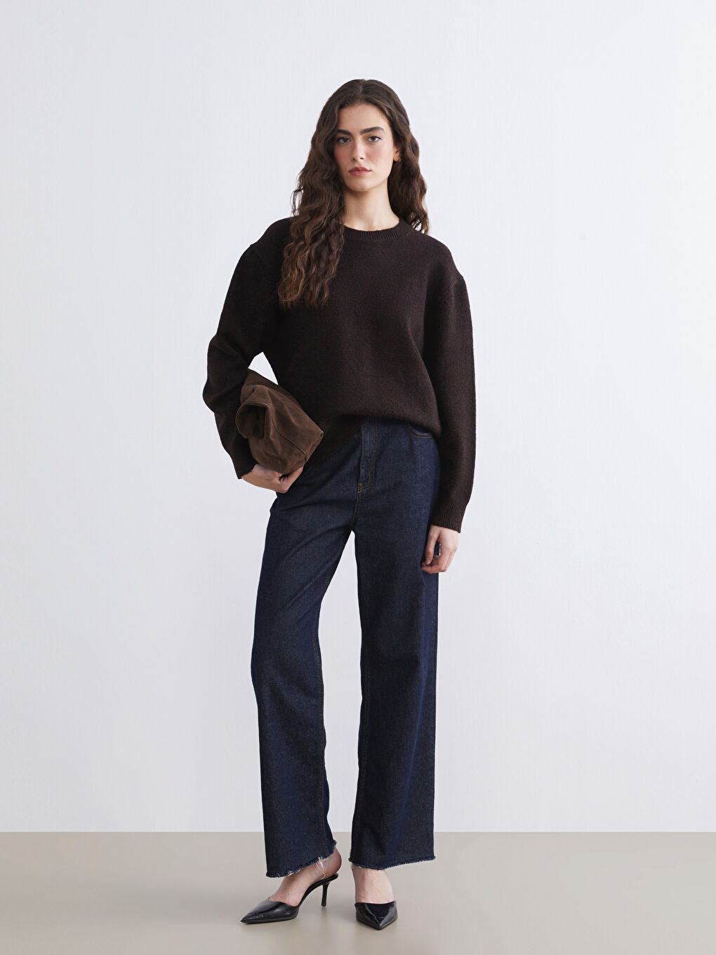 Женский трикотажный свитер с круглым вырезом-1