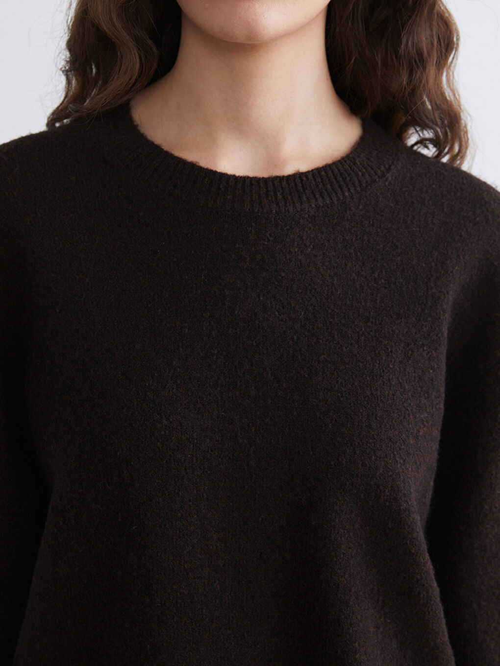 Женский трикотажный свитер с круглым вырезом-2