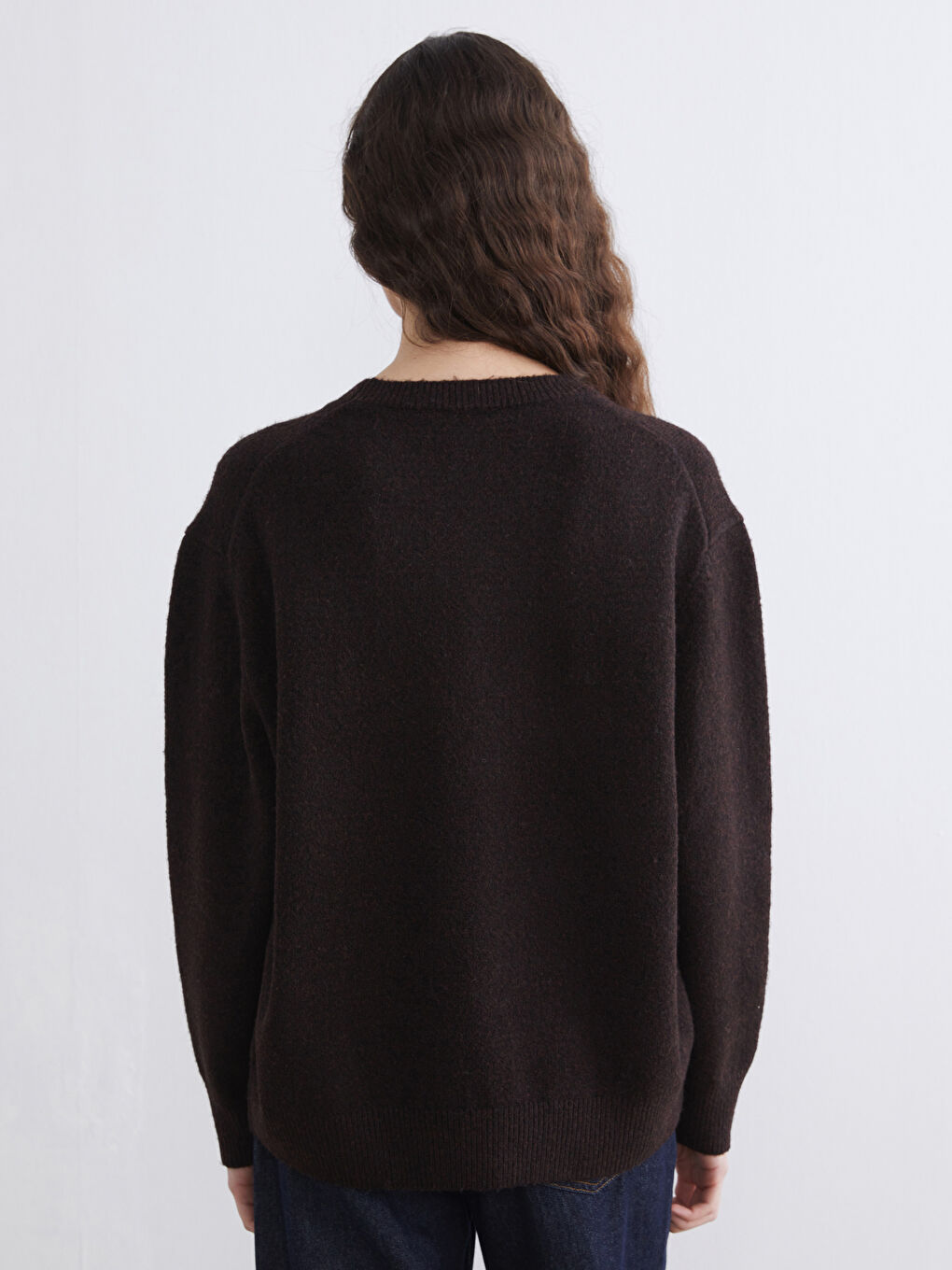 Женский трикотажный свитер с круглым вырезом-3