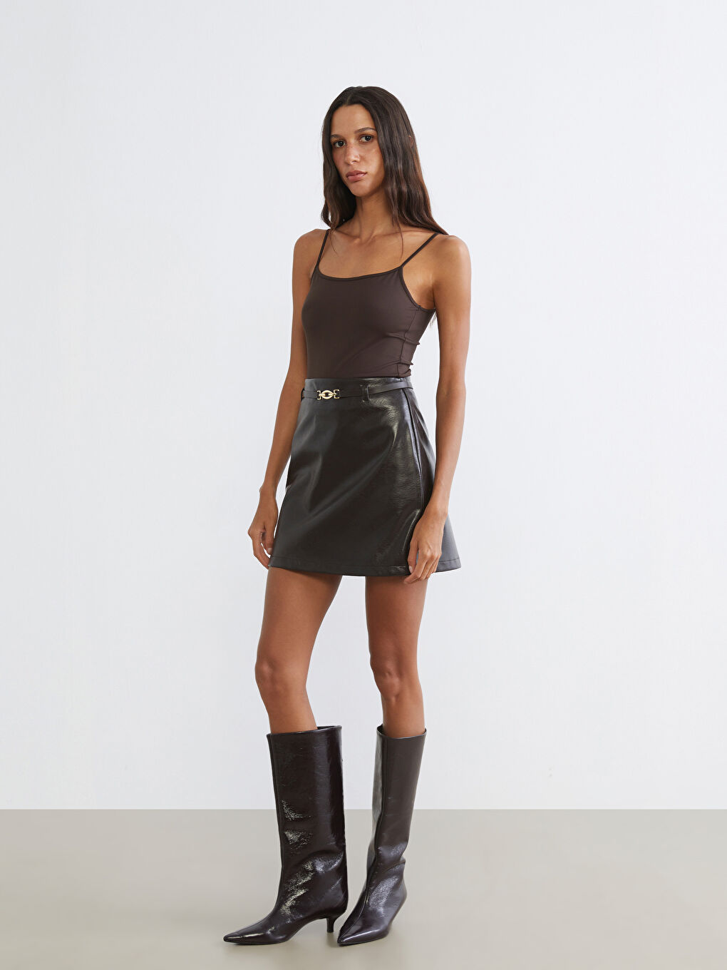 Kahverengi Beli Kemerli Deri Görünümlü Mini Etek