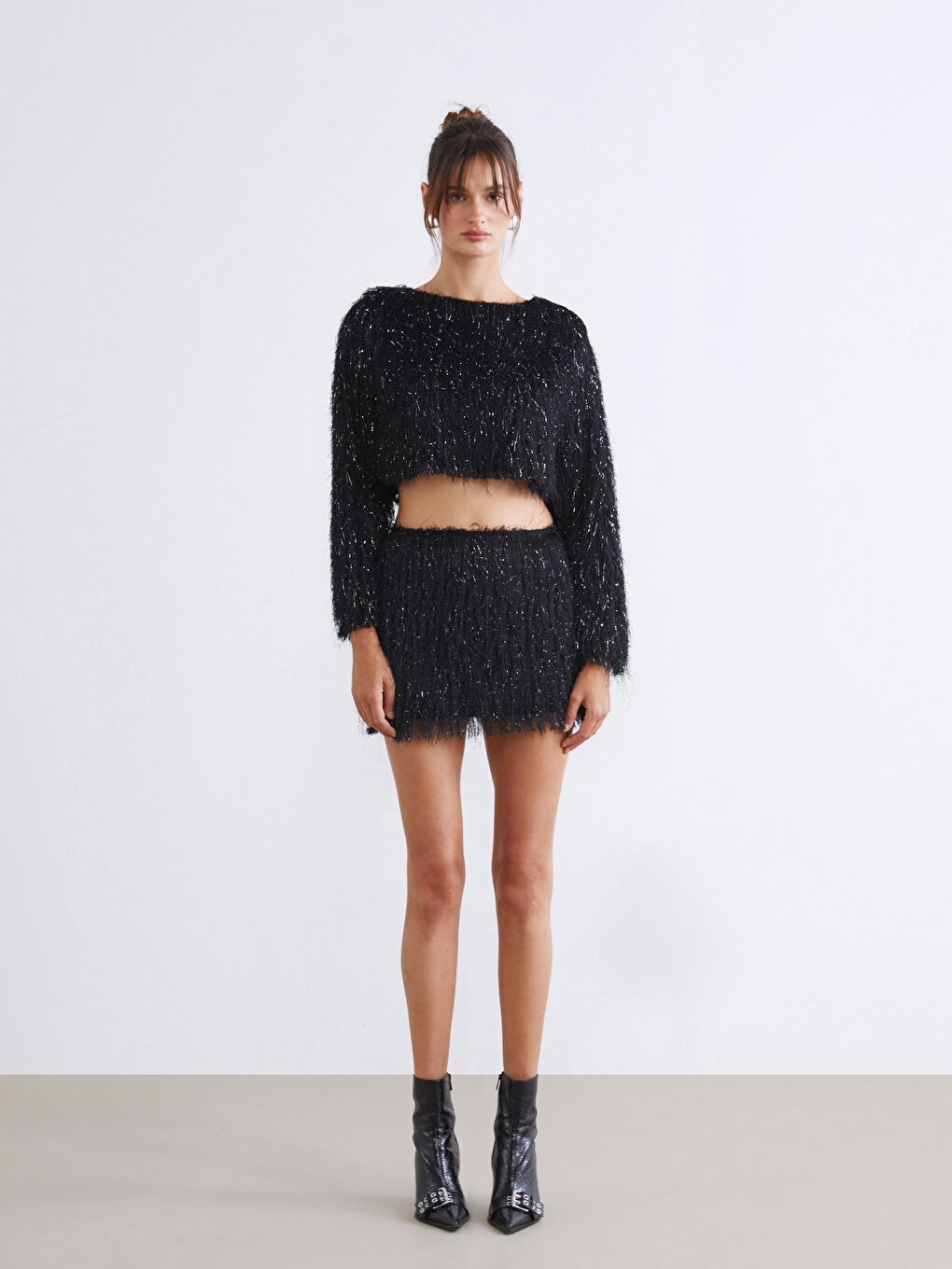 Siyah Bisiklet Yaka Crop Kadın Tüylü Triko Kazak-1