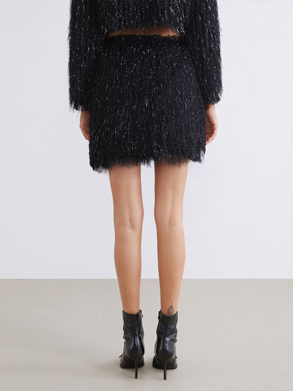 Siyah Beli Lastikli Tüylü Mini Triko Etek-3