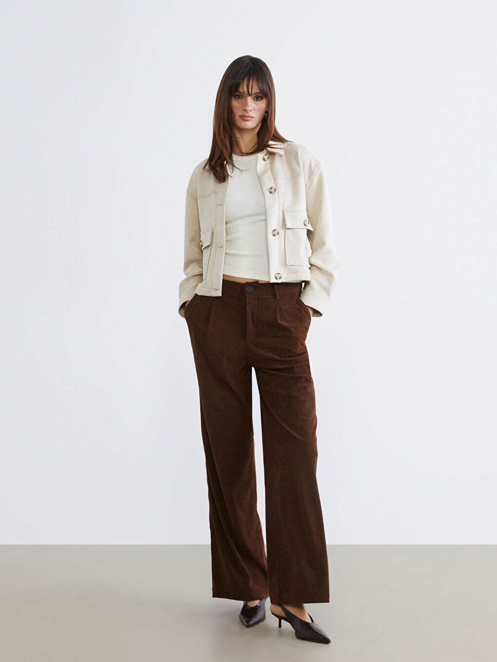 بنطلون بني امرأة