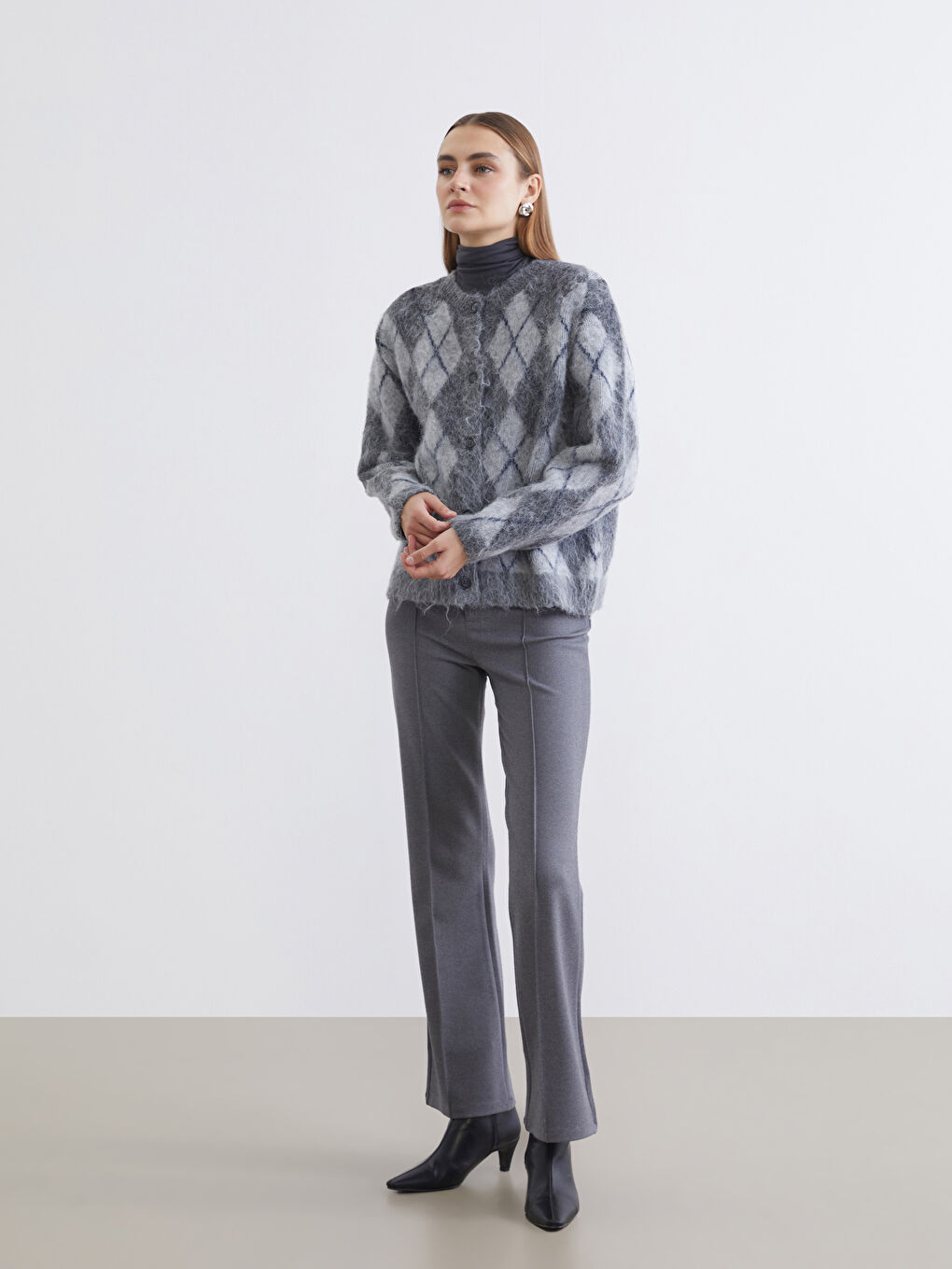 Gri Bisiklet Yaka Baklava Desenli Kadın Triko Hırka-1