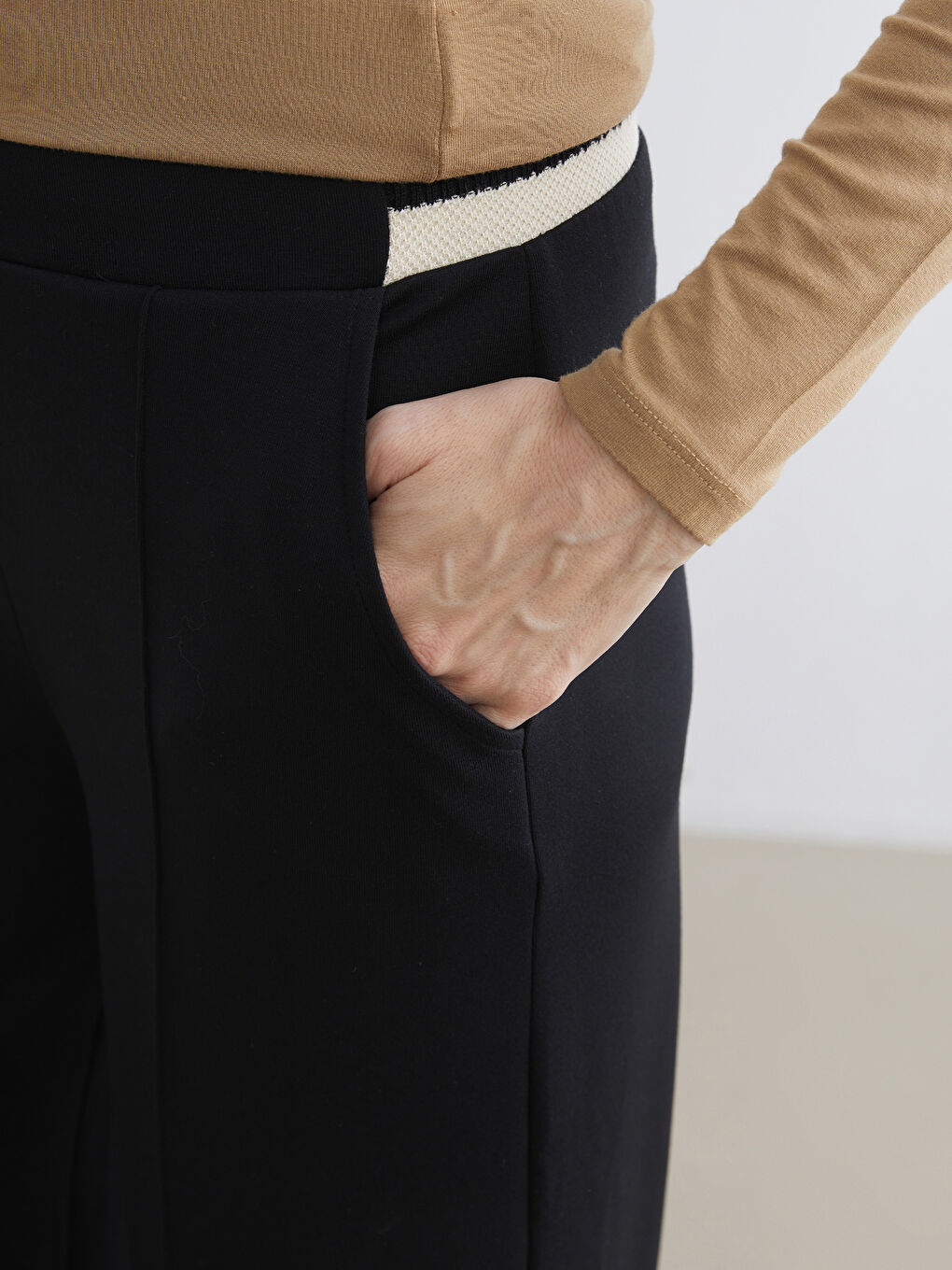 Панталон с редовна кройка и широк крачол за жени-2