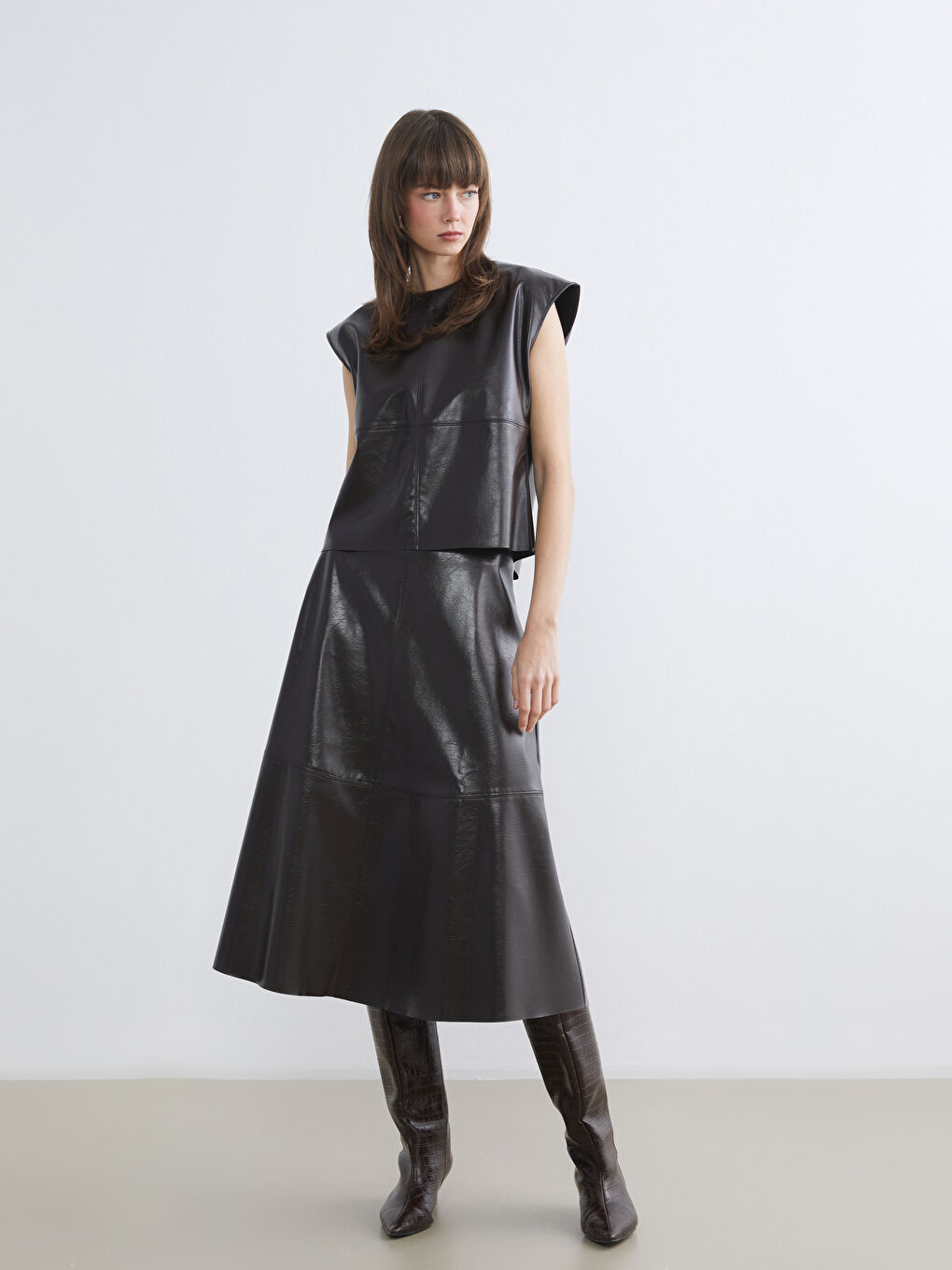 Kahverengi Bisiklet Yaka Deri Görünümlü Bluz-1