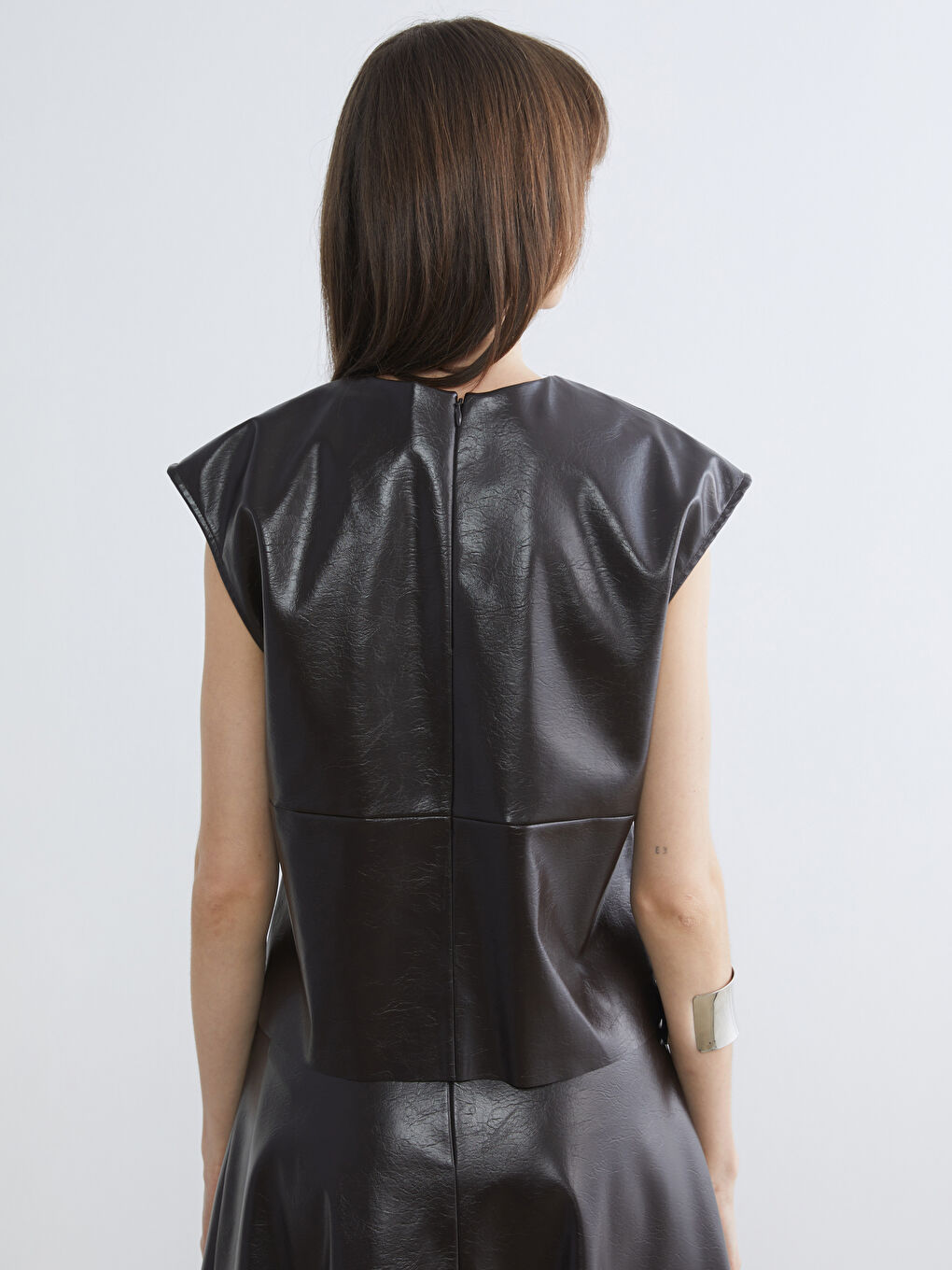 Kahverengi Bisiklet Yaka Deri Görünümlü Bluz-3