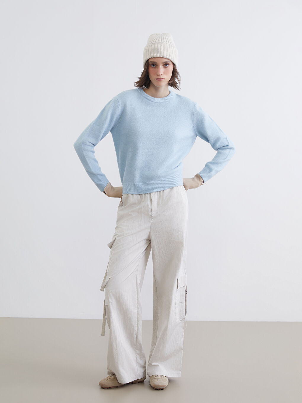 Женский трикотажный свитер с круглым вырезом-1