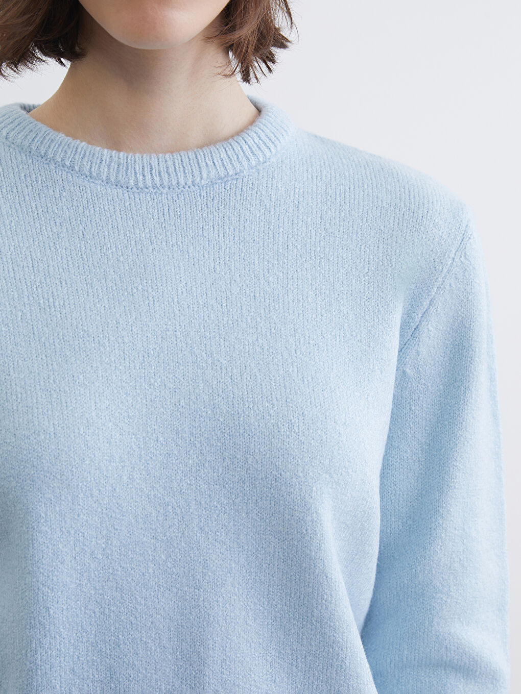 Женский трикотажный свитер с круглым вырезом-2