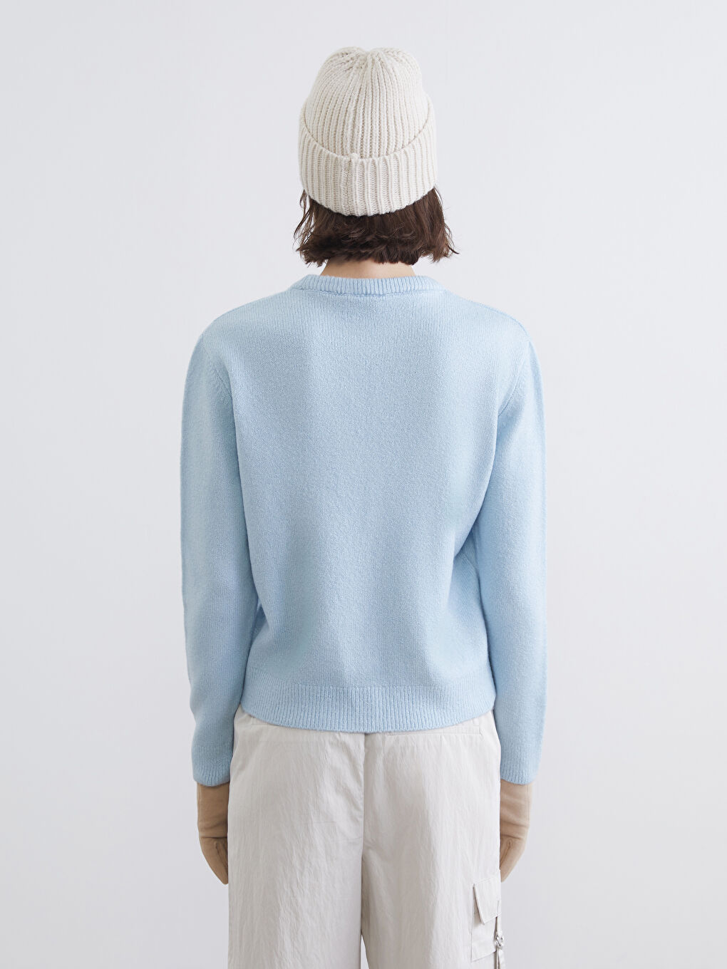 Женский трикотажный свитер с круглым вырезом-3