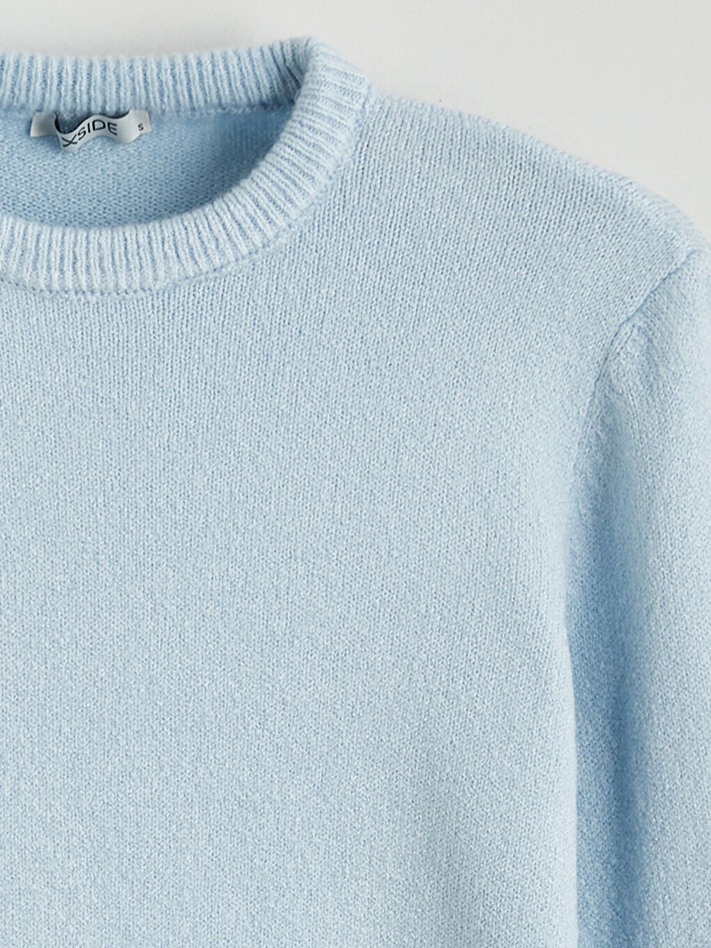 Женский трикотажный свитер с круглым вырезом-5