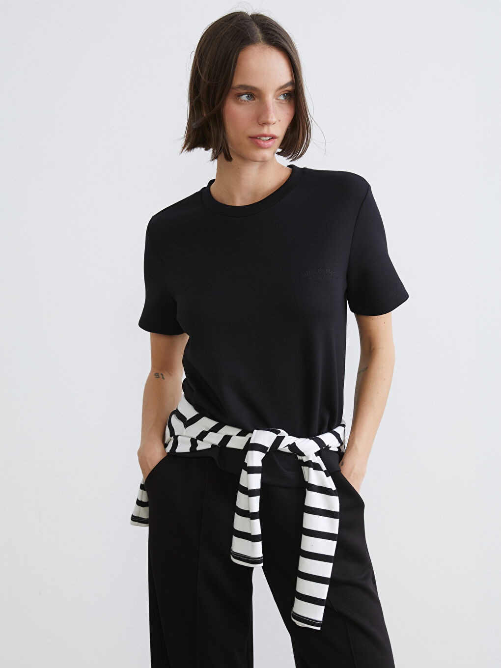 Дөңгелек жағалы әйелдерге арналған спорттық футболка