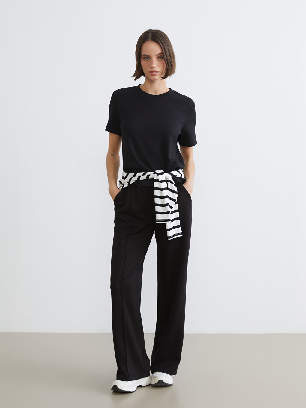 Дөңгелек жағалы әйелдерге арналған спорттық футболка-1