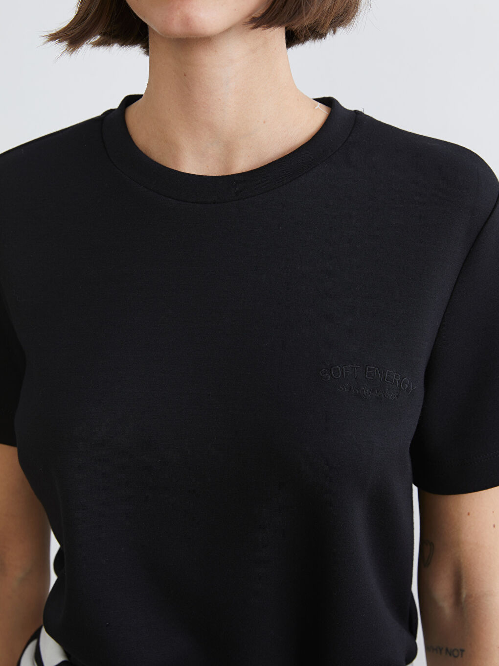 Дөңгелек жағалы әйелдерге арналған спорттық футболка-2