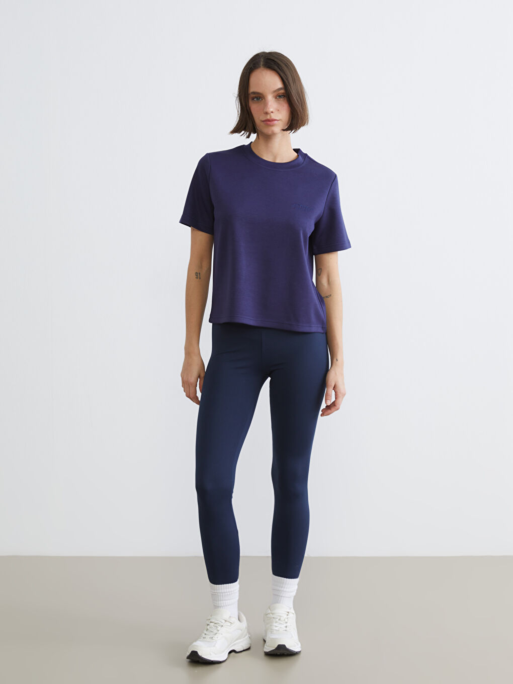 მრგვალი საყელო ქალებისთვის სპორტული მაისური-1