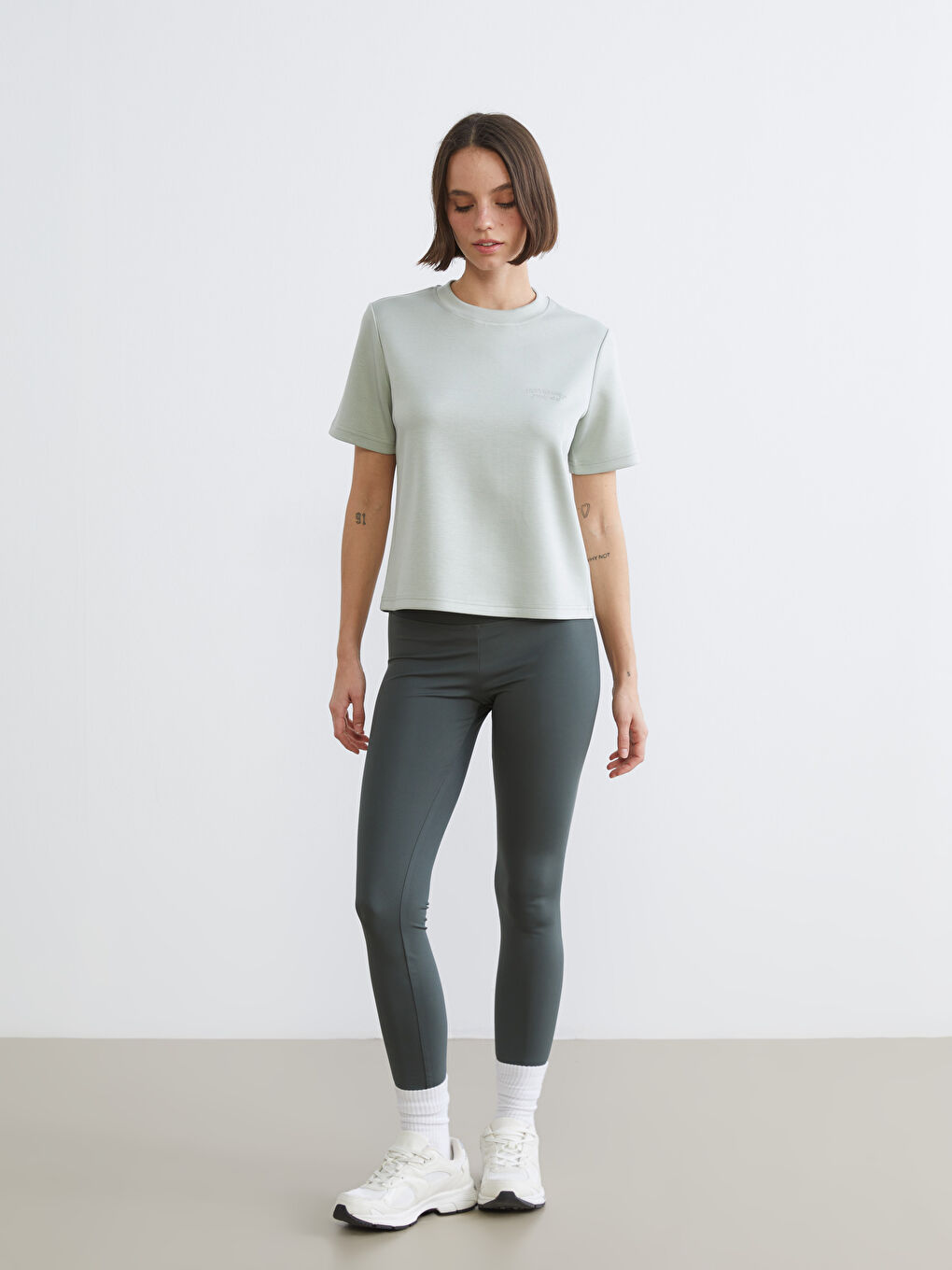 Дөңгелек жағалы әйелдерге арналған спорттық футболка-1