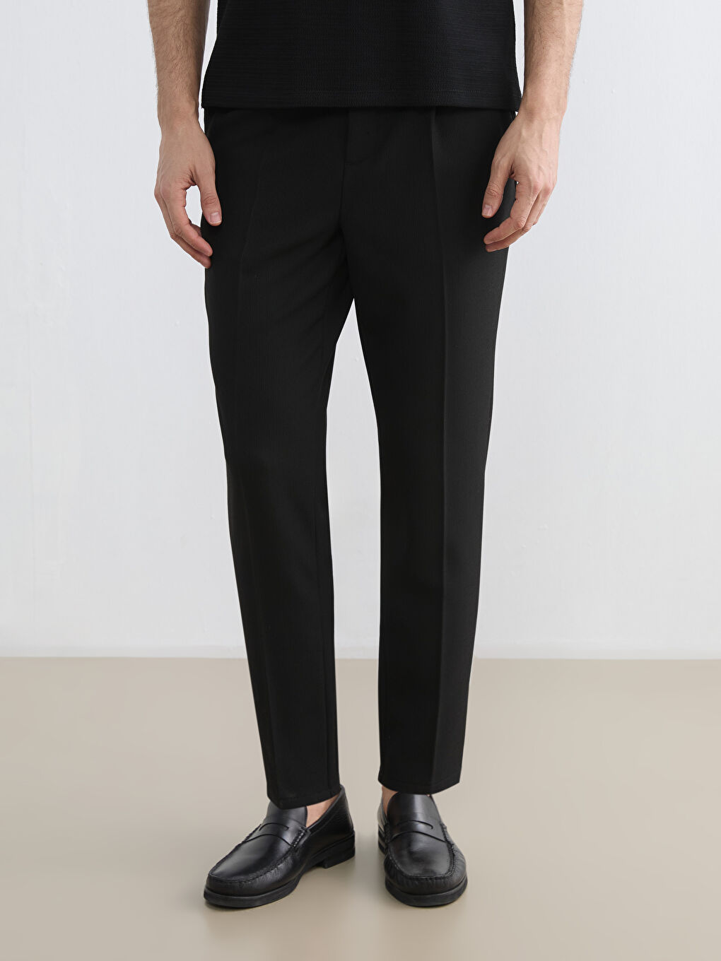 Men's Pleated Trousers in a Regular Fit.-1