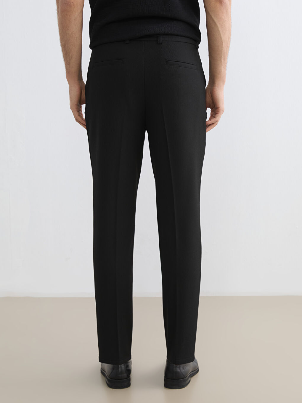 Men's Pleated Trousers in a Regular Fit.-3