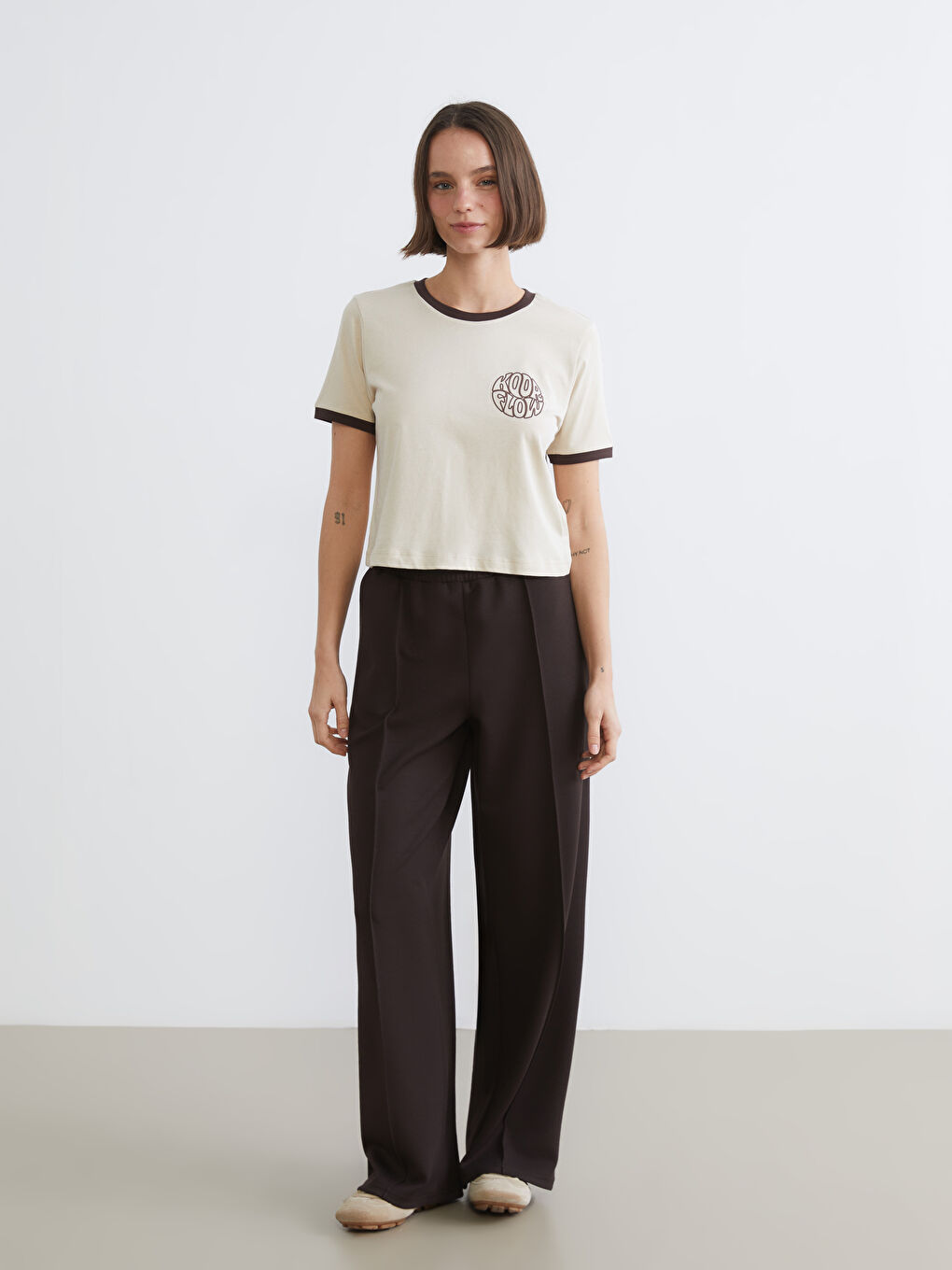 Bej Bisiklet Yaka Baskılı Kadın Spor Tişört-1