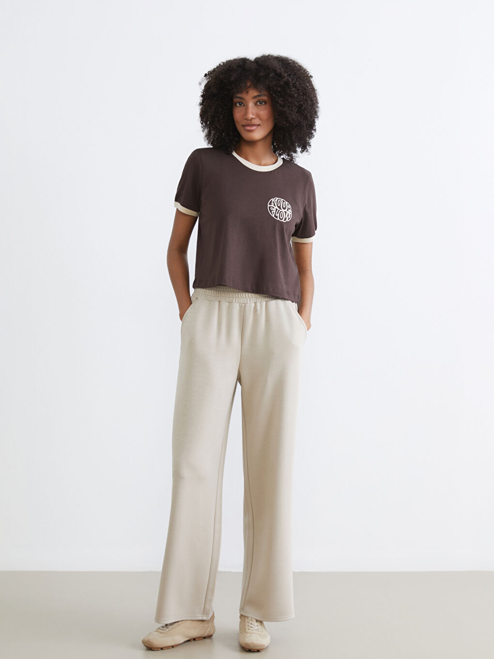 Kahverengi Bisiklet Yaka Baskılı Kadın Spor Tişört-1