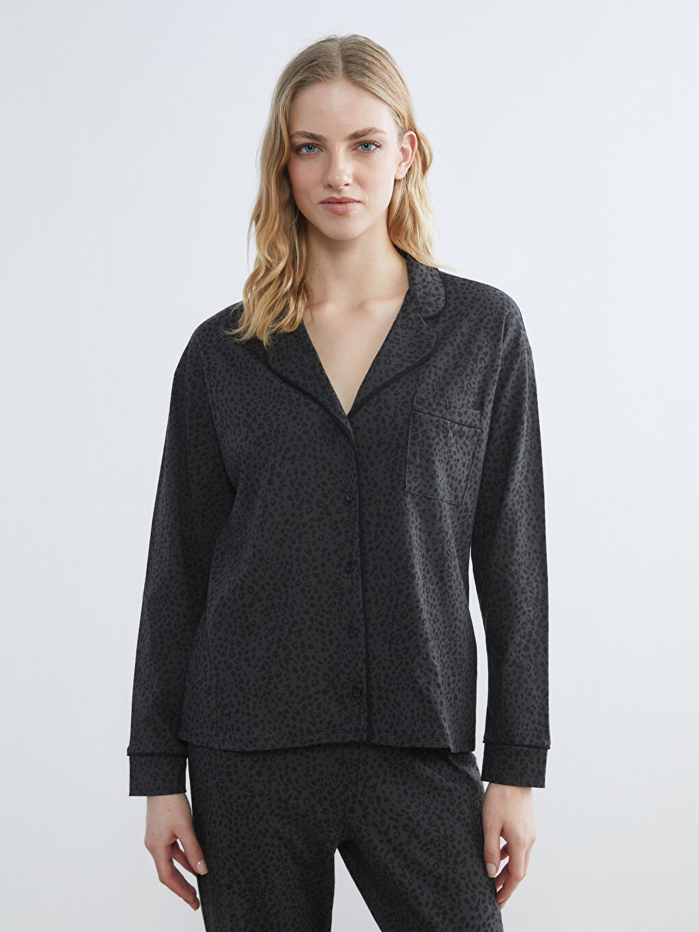 Antrasit Gömlek Yaka Leopar Desenli Kadın Pijama Takımı-1