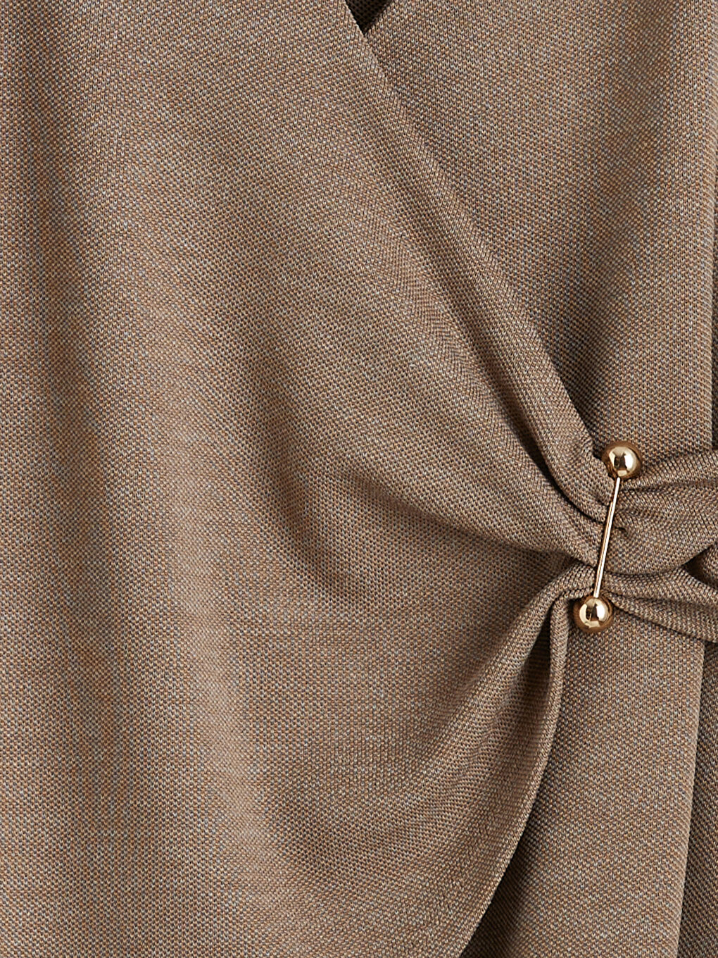 Bej Kruvaze Yaka Toka Detaylı Büzgülü Bluz-1