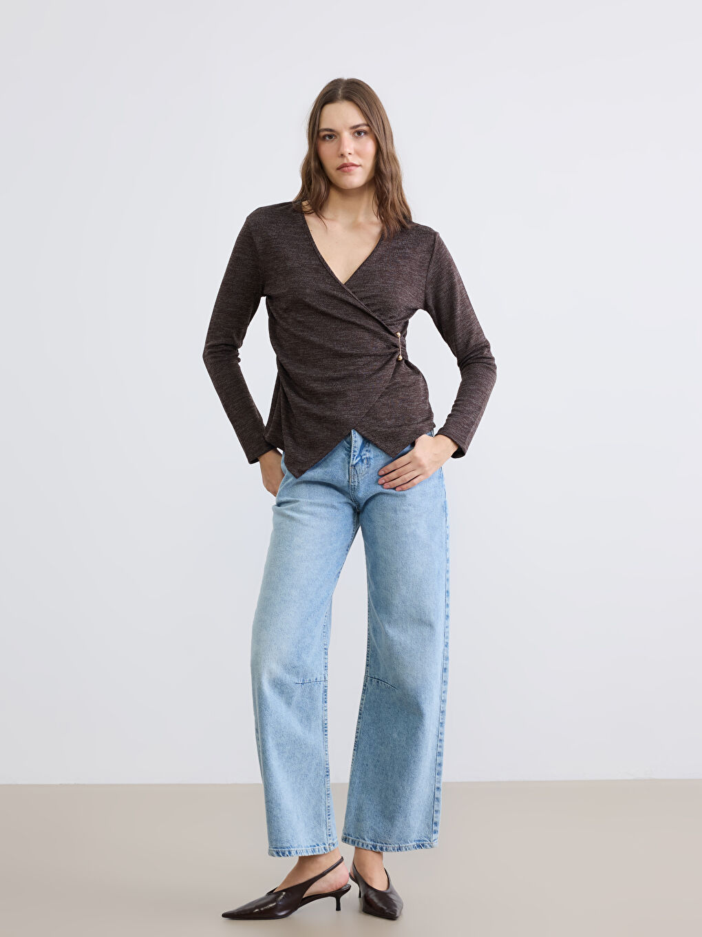 Kahverengi Kruvaze Yaka Metal Tokalı Büzgülü Bluz-1