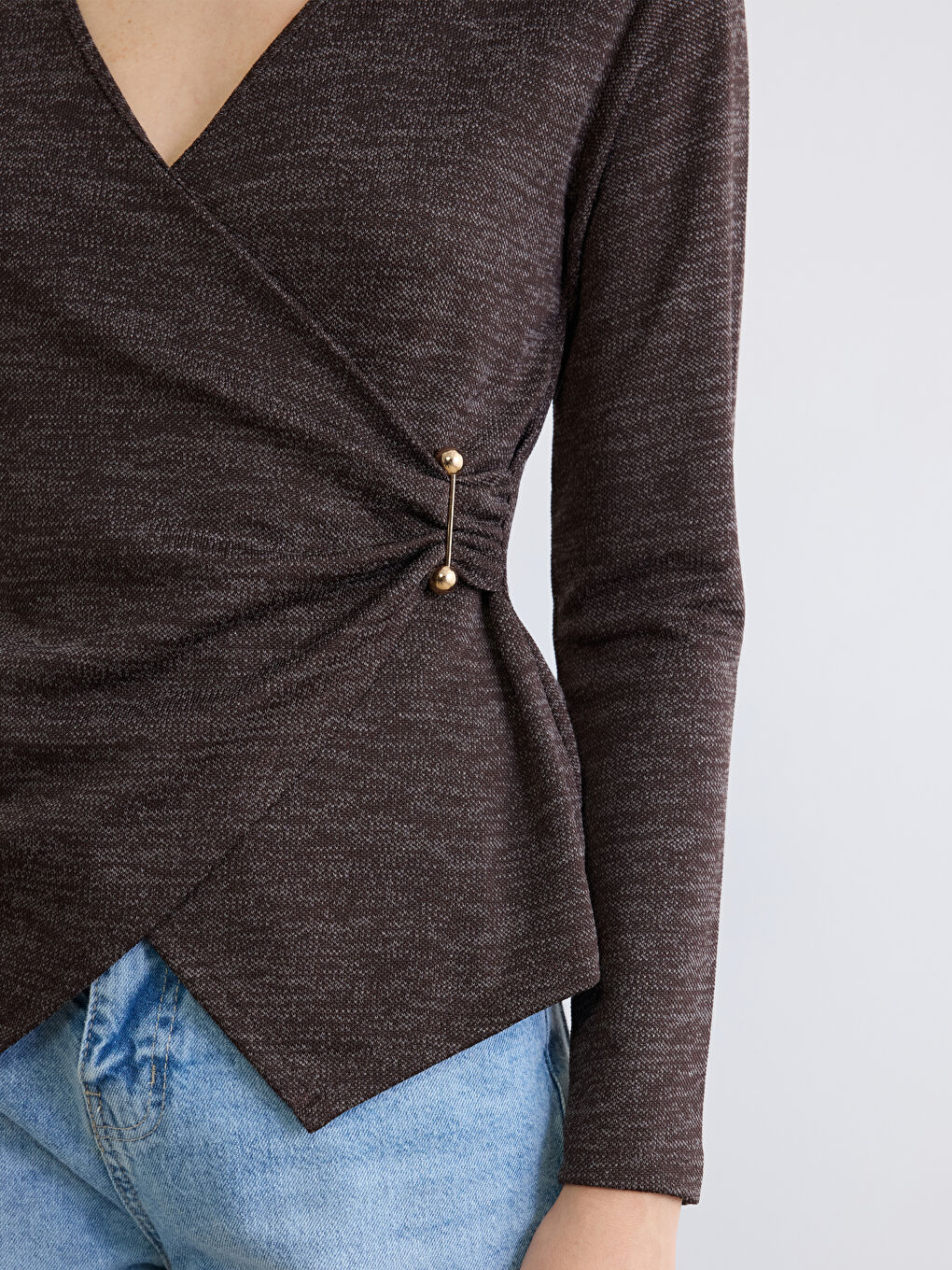 Kahverengi Kruvaze Yaka Metal Tokalı Büzgülü Bluz-2